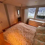 2 Roms Kjellerleilighet Med Separat Soverom *