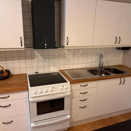 2 Roms Kjellerleilighet Med Separat Soverom * Luster