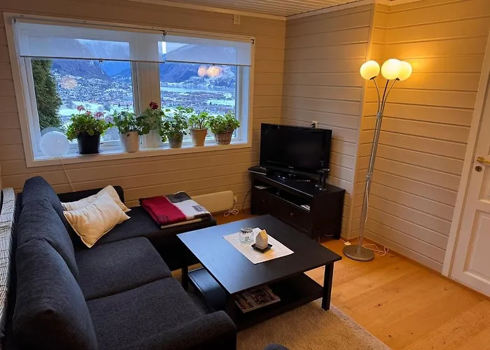 2 Roms Kjellerleilighet Med Separat Soverom * Luster